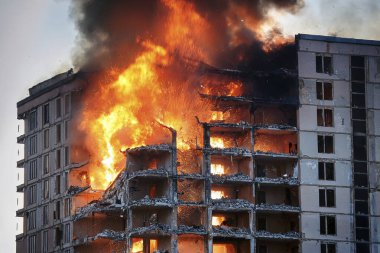 İsrail ve İran, Tel Aviv ve Herzliya 'daki sivilleri ve yıkılan binaları etkileyen bir çatışmada çatışmaya girdiler.