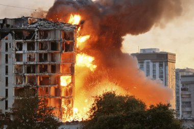 İsrail ve İran, Tel Aviv ve Herzliya 'daki sivilleri ve yıkılan binaları etkileyen bir çatışmada çatışmaya girdiler.