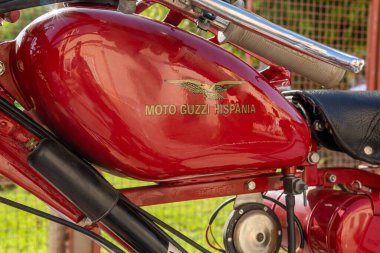 Felanitx, İspanya; 23 Ekim 2022: Majorcan kasabası Felanitx 'te yıllık kırmızı biber fuarı. Klasik motosikletlerin sergisi. Guzzi Hispania motosikletlerinin sergisi