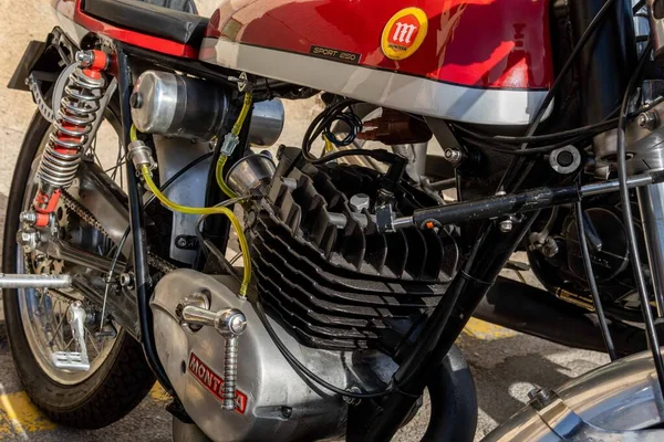 2022年10月23日 スペイン フェラニッツ市で毎年開催されるパプリカ フェア 古典的なオートバイの通りの展示会 モンテサのオートバイ展 — ストック写真