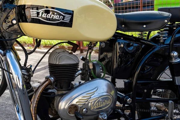 2022年10月23日 スペイン フェラニッツ市で毎年開催されるパプリカ フェア 古典的なオートバイの通りの展示会 サドリアンバイクの展示 — ストック写真