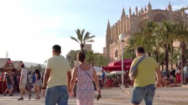 Palma de Mallorca, İspanya Eylül 03 2022 Van Palma sokak yemek festivali gün batımında. Mallorca Adası, İspanya. Arka planda katedral olan genel görünüm