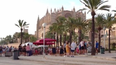 Palma de Mallorca, İspanya Eylül 03 2022 Van Palma sokak yemek festivali gün batımında. Mallorca Adası, İspanya. Arka planda katedral olan genel görünüm