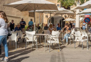 Felanitx, İspanya; 23 Ekim 2022: İspanya 'nın Felanitx kentinde düzenlenen yıllık kırmızı biber fuarı. Misafirlerle dolu bir kafeterya terası.