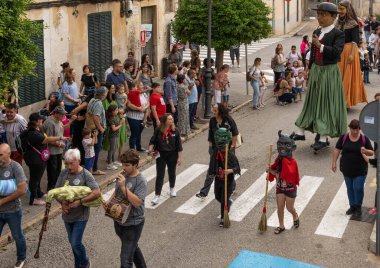 Felanitx, İspanya; 22 Ekim 2022: Mallora 'nın Felanitx kasabasında Paprika fuarı. İspanya 'nın Mallorca adasının folklorik kültürünün tipik dev heykelleri