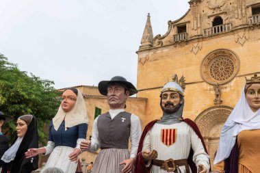 Felanitx, İspanya; 22 Ekim 2022: Mallora 'nın Felanitx kasabasında Paprika fuarı. İspanya 'nın Mallorca adasının folklorik kültürünün tipik dev heykelleri