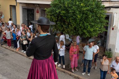 Felanitx, İspanya; 22 Ekim 2022: Mallora 'nın Felanitx kasabasında Paprika fuarı. İspanya 'nın Mallorca adasının folklorik kültürünün tipik dev heykelleri