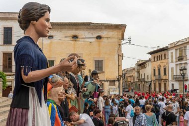 Felanitx, İspanya; 22 Ekim 2022: Mallora 'nın Felanitx kasabasında Paprika fuarı. İspanya 'nın Mallorca adasının folklorik kültürünün tipik dev heykelleri