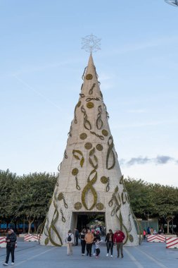 Palma de Mallorca, İspanya; 20 Kasım 2022: İspanya 'nın Palma de Mallorca kentindeki Parc de ses Estacions' da bulunan dev Noel ağacı