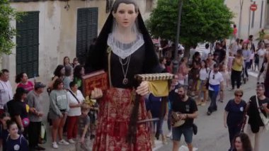 Felanitx, İspanya; 22 Ekim 2022: Mallora 'nın Felanitx kasabasında Paprika fuarı. İspanya 'nın Mallorca adasının folklorik kültürünün tipik dev heykelleri