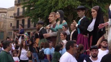 Felanitx, İspanya; 22 Ekim 2022: Mallora 'nın Felanitx kasabasında Paprika fuarı. İspanya 'nın Mallorca adasının folklorik kültürünün tipik dev heykelleri