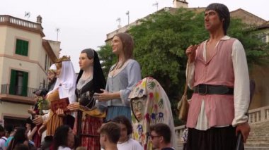 Felanitx, İspanya; 22 Ekim 2022: Mallora 'nın Felanitx kasabasında Paprika fuarı. İspanya 'nın Mallorca adasının folklorik kültürünün tipik dev heykelleri