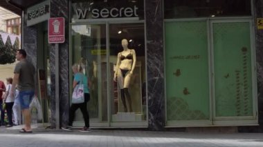 Inca, İspanya; 22 Ekim 2022: İspanya 'nın Mallorcan kenti İnka' da çok uluslu giyim perakende mağazası Kadın Sırrı 'nın ana cephesi