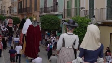 Felanitx, İspanya; 22 Ekim 2022: Mallora 'nın Felanitx kasabasında Paprika fuarı. İspanya 'nın Mallorca adasının folklorik kültürünün tipik dev heykelleri