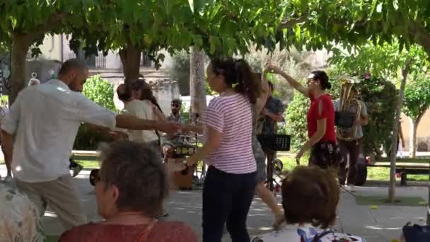 Felanitx Spain October 2022 Пари Танцюють Вулиці Ліндіхоп Музиканти Грають — стокове відео