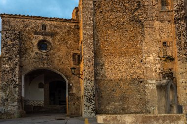 Sant Salvafor, Felanitx, Mallorca adasında dramatik bir ışıkla gün doğumu, İspanya