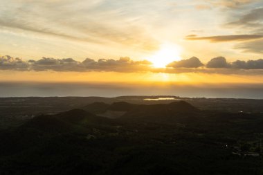 İspanya 'nın Mallorca adasının iç kısımlarında, sonbaharda bulutlarla birlikte gün doğumu. Muhteşem manzara.
