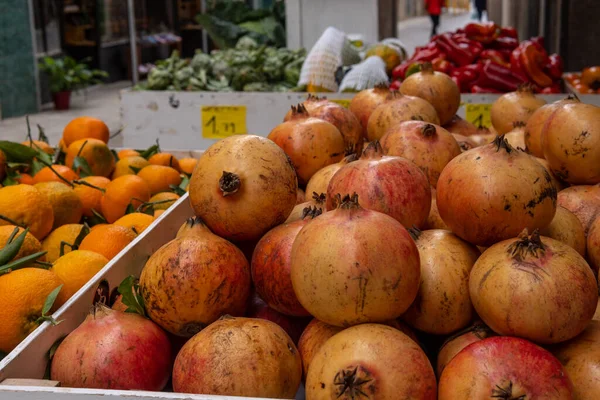 街上出售水果和蔬菜的摊位 曼达林和洋葱的特写 — 图库照片