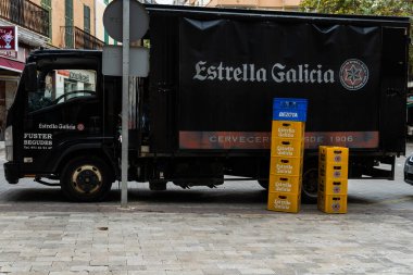 Manacor, İspanya; 01 Aralık 2022: Estrella Galicia İspanyol marka bira dağıtım kamyonu, park halinde ve bira sandıklarıyla teslim edilecek. Manacor, Mallorca Adası, İspanya