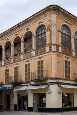 Manacor, İspanya; Aralık 01 2022: Terk edilmiş eski görkemli bina, birinci katta ticari binalar. Manacor, Mallorca Adası, İspanya