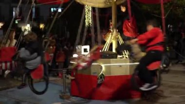 Felanitx, İspanya; 10 Aralık 2022: Çocuklar için atlıkarınca gösterisi. Mallorca, İspanya 'daki Felanitx Adası' nda Noel eğlenceleri