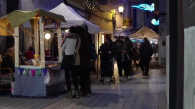 Felanitx, İspanya 10 Aralık 2022: Gece vakti Noel sokağı pazarında insanlar geziniyor. Felanitx, Mallorca Adası, İspanya