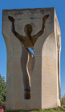 Palma de Mallorca, İspanya; 15 Aralık 2022: Balear Adaları, İspanya 'daki Mallorca Üniversitesi' nin ana girişinde bir insan figürünü taklit eden taş heykel