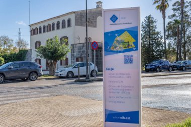 Palma de Mallorca, İspanya; 15 Aralık 2022: Uluslararası İlişkiler Merkezi binasının ana cephesi, Balear Adaları Üniversitesi 'nden Ca' s Jai, Uib. Mallorca Adası, İspanya