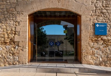 Palma de Mallorca, İspanya; 15 Aralık 2022: Güneşli bir sabahta Uib 'deki Balear Adaları Üniversitesi Rektörlüğü' nün ana cephesi Son Lledo. Mallorca Adası, İspanya