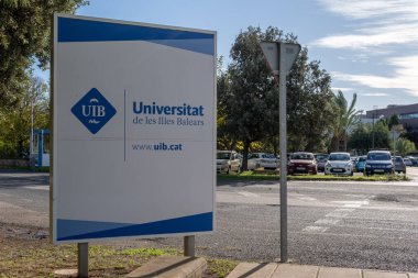 Palma de Mallorca, İspanya; 15 Aralık 2022: Balear Adaları Üniversitesi 'nin beyaz harfli mavi posteri, güneşli bir sabah. Mallorca Adası, İspanya