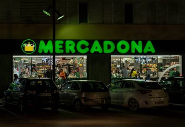 Manacor, İspanya; 17 Aralık 2022: İspanyol süpermarket zinciri Mercadona 'nın cephesi, geceleri müşteriler içindeyken. Manacor, Mallorca Adası, İspanya
