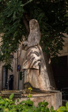 Felanitx, İspanya; 18 Aralık 2022: Taş heykel, Mallorca adasının tipik kostümüne sahip bir kadın, sürahi suyu ile birlikte. Felanitx, Mallorca Adası, İspanya