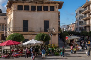 Felanitx, İspanya; 18 Aralık 2022: Fabrika satan sokak pazarı ve İspanya 'nın Felanitx kentinde gezinen insanlar