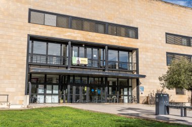 Palma de Mallorca, İspanya; 15 Aralık 2022: Güneşli bir sabahta Balear Adaları Üniversitesi Hemşirelik Fakültesi 'nin ana cephesi. Mallorca Adası, İspanya