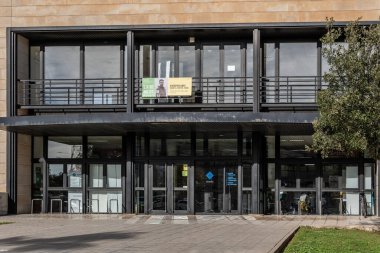 Palma de Mallorca, İspanya; 15 Aralık 2022: Güneşli bir sabahta Balear Adaları Üniversitesi Hemşirelik Fakültesi 'nin ana cephesi. Mallorca Adası, İspanya