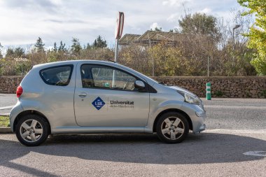 Palma de Mallorca, İspanya; 15 Aralık 2022: Balear Adaları Üniversitesi, UIB, İspanya 'nın Mallorca adası logosuna sahip park edilmiş gri bir arabanın yakın çekimi