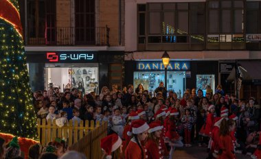 Manacor, İspanya; 17 Aralık 2022: İspanya 'nın başkenti Manacor' da gece aydınlanan Noel ağacı