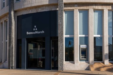 Palma de Mallorca, İspanya; 16 Aralık 2022: İspanya çok uluslu bankasının banka şubesi, Banca March, İspanya 'nın Palma de Mallorca kentindeki bir sanayi parkında