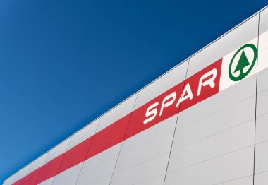 Palma de Mallorca, İspanya; 16 Aralık 2022: İspanya 'nın Palma de Mallorca kentindeki bir sanayi parkında süpermarket ve hipermarket şirketi Spar' ın sanayi binası