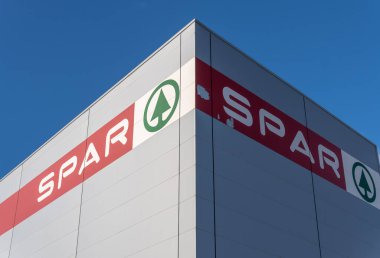 Palma de Mallorca, İspanya; 16 Aralık 2022: İspanya 'nın Palma de Mallorca kentindeki bir sanayi parkında süpermarket ve hipermarket şirketi Spar' ın sanayi binası