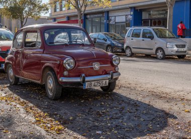 Palma de Mallorca, İspanya; 16 Aralık 2022: Eski Koltuk 600 mor araba, güneşli bir sonbahar sabahı Palma de Mallorca 'da bir sanayi bölgesinde park edilmiş. İspanya