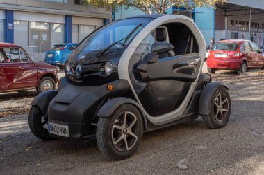 Palma de Mallorca, İspanya; 16 Aralık 2022: Siyah Renault Twizy iki koltuklu elektrikli araba, İspanya 'nın Palma de Mallorca kentindeki bir sanayi parkına park edildi.