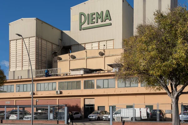 Palma de Mallorca, İspanya; 16 Aralık 2022: Güneşli bir sabahta, hayvan yemi fabrikasının ana cephesi. Palma de Mallorca, İspanya