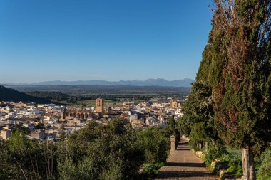 Gün batımında Mallorcan 'ın Felanitx kasabasının genel hava manzarası. Mallorca Adası, İspanya