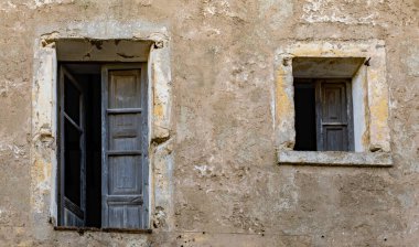 Terk edilmiş ve harabeye dönmüş eski bir binanın cephesi. Felanitx, Mallorca Adası, İspanya