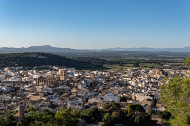 Gün batımında Mallorcan 'ın Felanitx kasabasının genel hava manzarası. Mallorca Adası, İspanya
