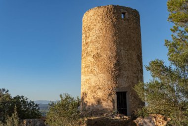 İspanya 'nın Mallorca adasında gün batımında terk edilmiş ve harap olmuş eski bir değirmen.