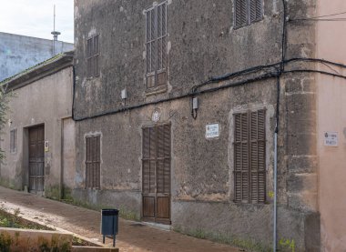 Felanitx, İspanya; 30 Aralık 2022: Gündoğumunda Majorcan şehri Felanitx 'in tipik mimarisi. Mallorca Adası, İspanya