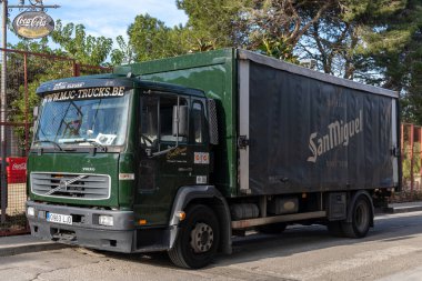 Felanitx, İspanya; 30 Aralık 2022: İspanyol bira markası San Miguel 'in teslimat kamyonu, sokağa park edilmiş. Mallorca Adası, İspanya
