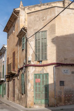 Felanitx, İspanya; 30 Aralık 2022: Majorcan şehri Felanitx 'in tipik mimarisi onarımda. Mallorca Adası, İspanya